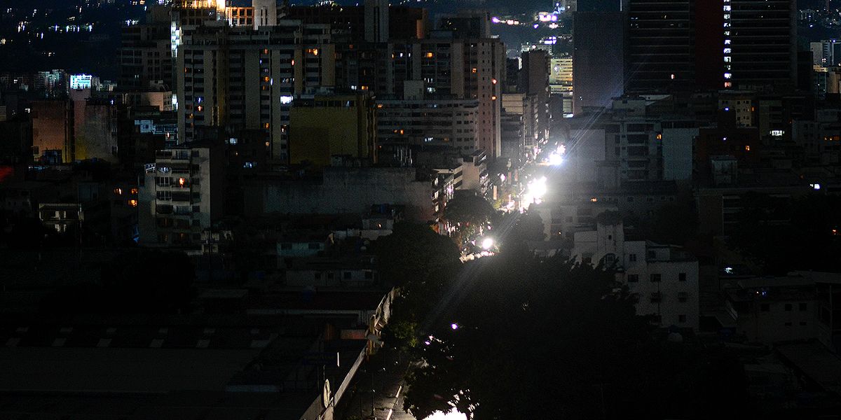 Venezuela recupera gradualmente el servicio eléctrico tras gigantesco apagón
