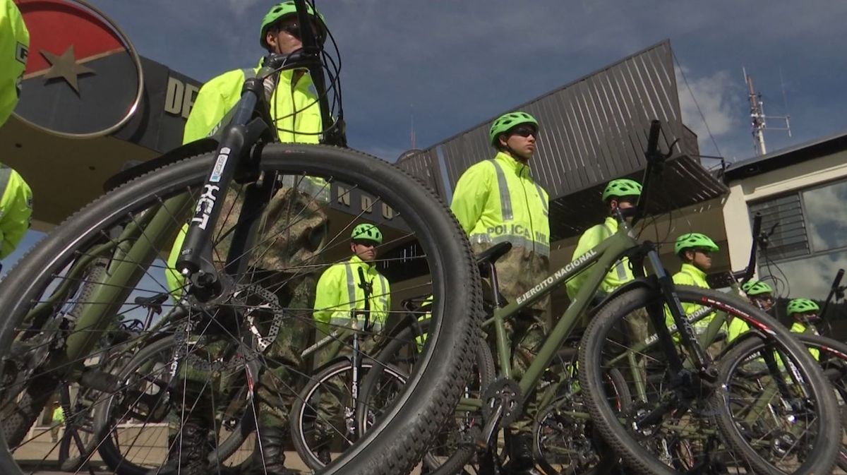 En Bogotá, la Policía Militar está reforzando la seguridad en las ciclorutas