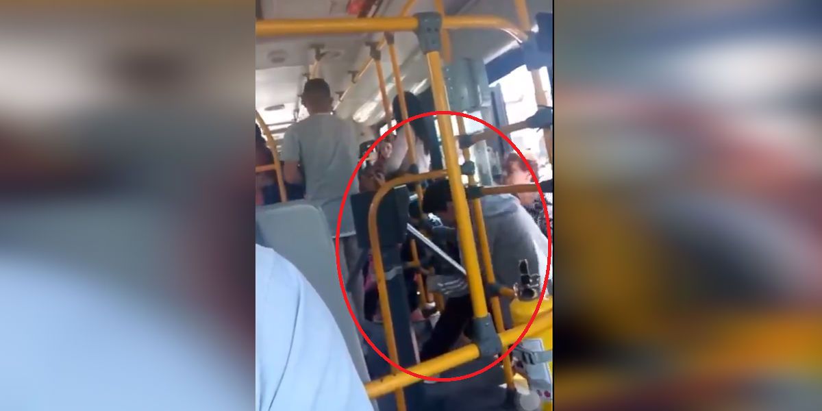 ¡Qué vergüenza! Conductor graba al menos 20 personas colándose en bus en Bogotá