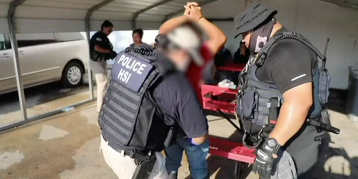 Policía de EE. UU. detuvo a casi 700 inmigrantes en una megaredada