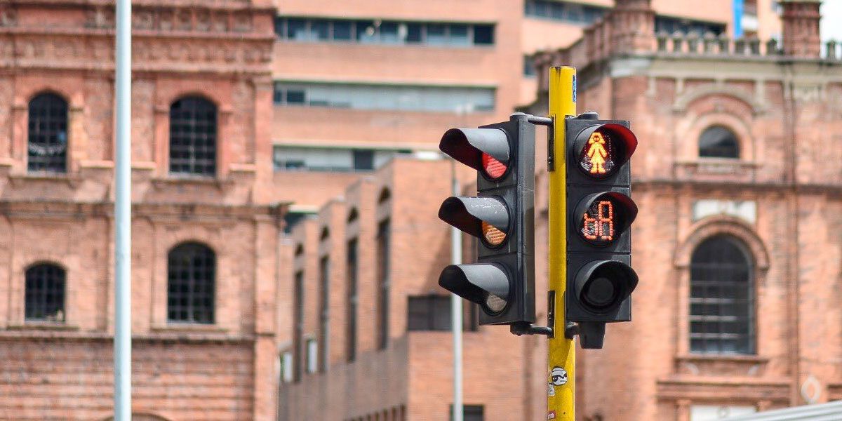 Bogotá estrena su primer ‘semáforo inteligente’. Pero, ¿qué lo hace inteligente?
