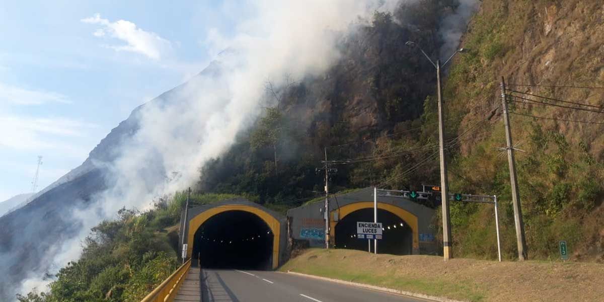 Por incendio forestal, cierran preventivamente autopista Medellín-Bogotá