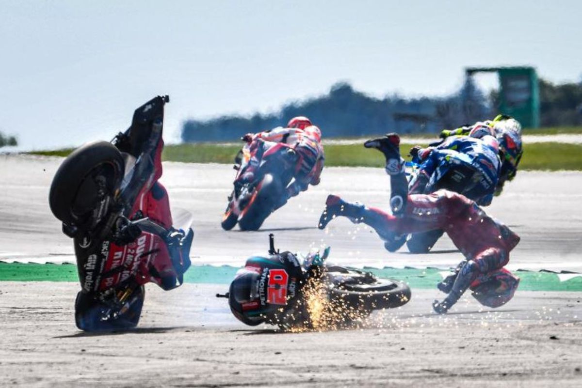 Durísimo accidente entre dos pilotos en carrera de MotoGP milagrosamente no pasó a mayores