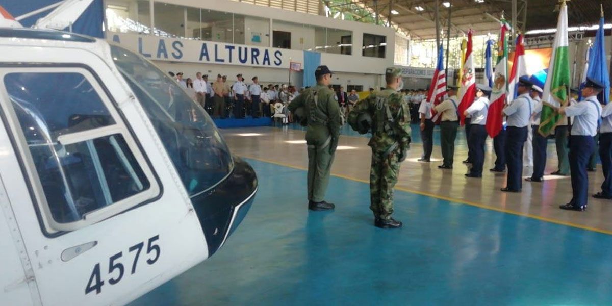 Estados Unidos dona 60 helicópteros a Colombia