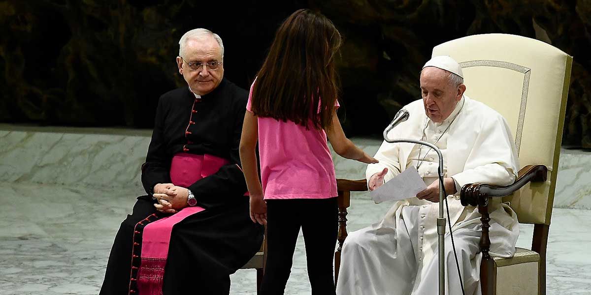 La conmovedora reacción del papa con una niña que rompió el protocolo de su audiencia