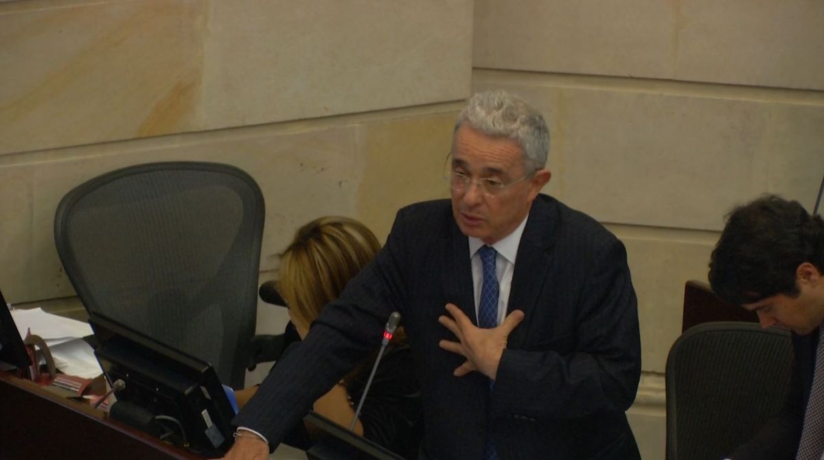 El enérgico llamado de Álvaro Uribe pidiéndole claridad al ministro Carrasquilla