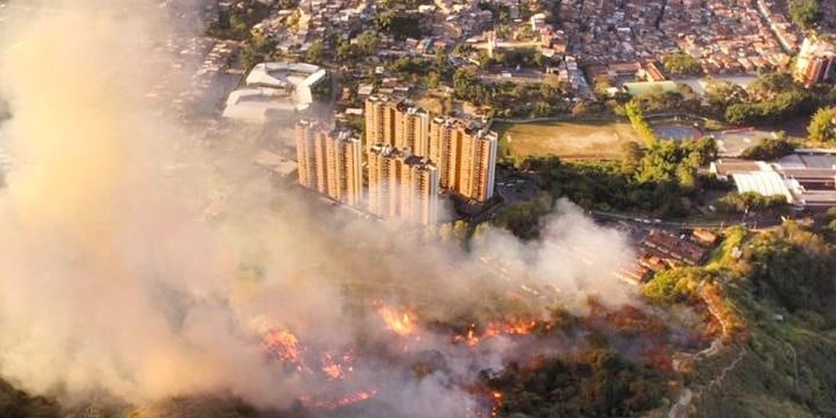 Organismos de socorro trabajan para extinguir incendio en el Cerro de las Tres Cruces en Medellín