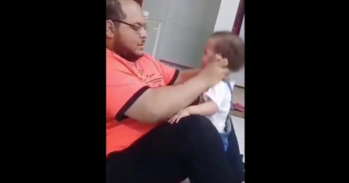 ¡Qué impotencia! Violenta golpiza le dio hombre a su bebé por no saber caminar