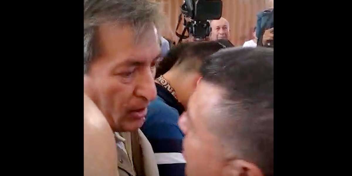 Video | Taxista abofeteó a Hugo Ospina en medio de rueda de prensa sobre el paro
