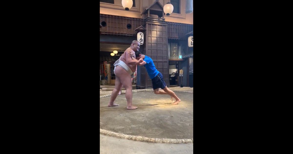 Djokovic se enfrentó a profesionales de sumo en Japón y su impotencia fue más que evidente
