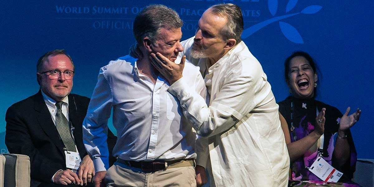 El cariñoso gesto de Miguel Bosé a Juan Manuel Santos en la cumbre de los premios Nobel de Paz