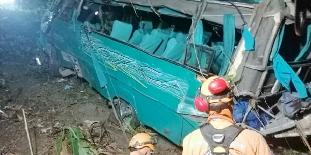 Un muerto deja caída de bus a un abismo en la vía Cajamarca – Ibagué