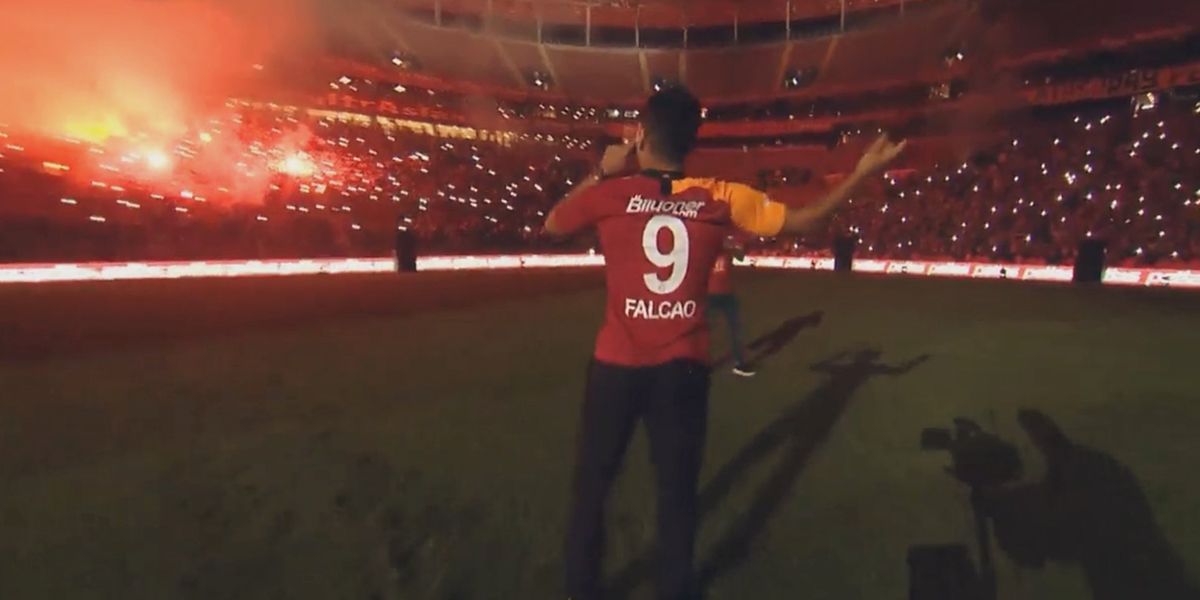 ¡Impresionante! Así fue presentado Falcao ante la afición del Galatasaray