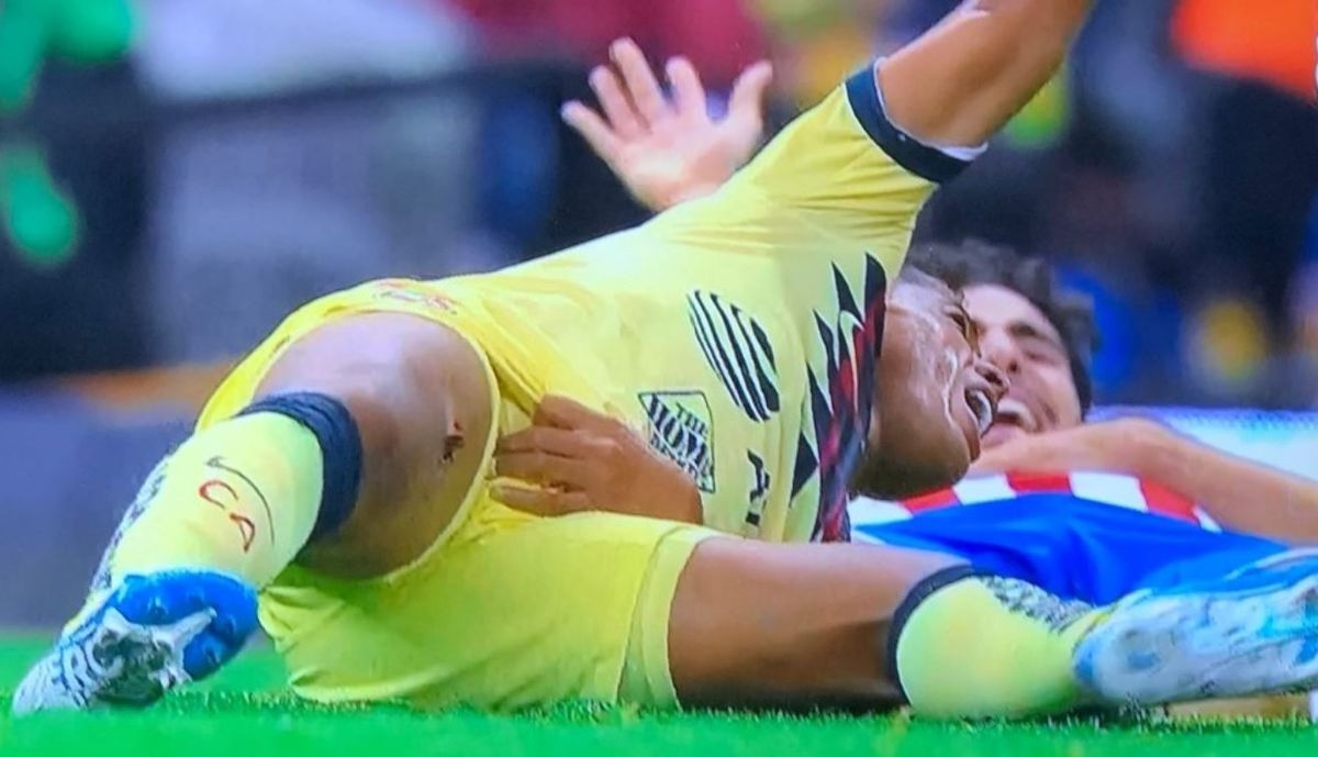 Brutal patada de un jugador de Chivas le arrancó (literalmente) un pedazo del muslo a Gio Dos Santos