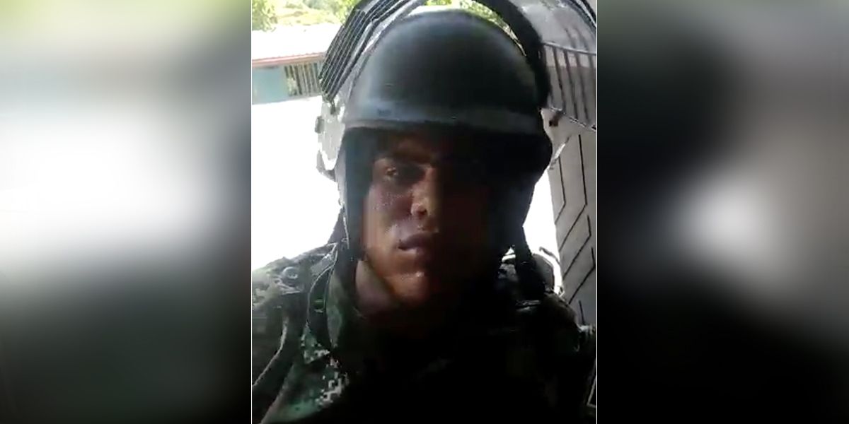 Llorando, y en medio del combate en Valdivia, soldado le envió un mensaje al general de las FF.MM.