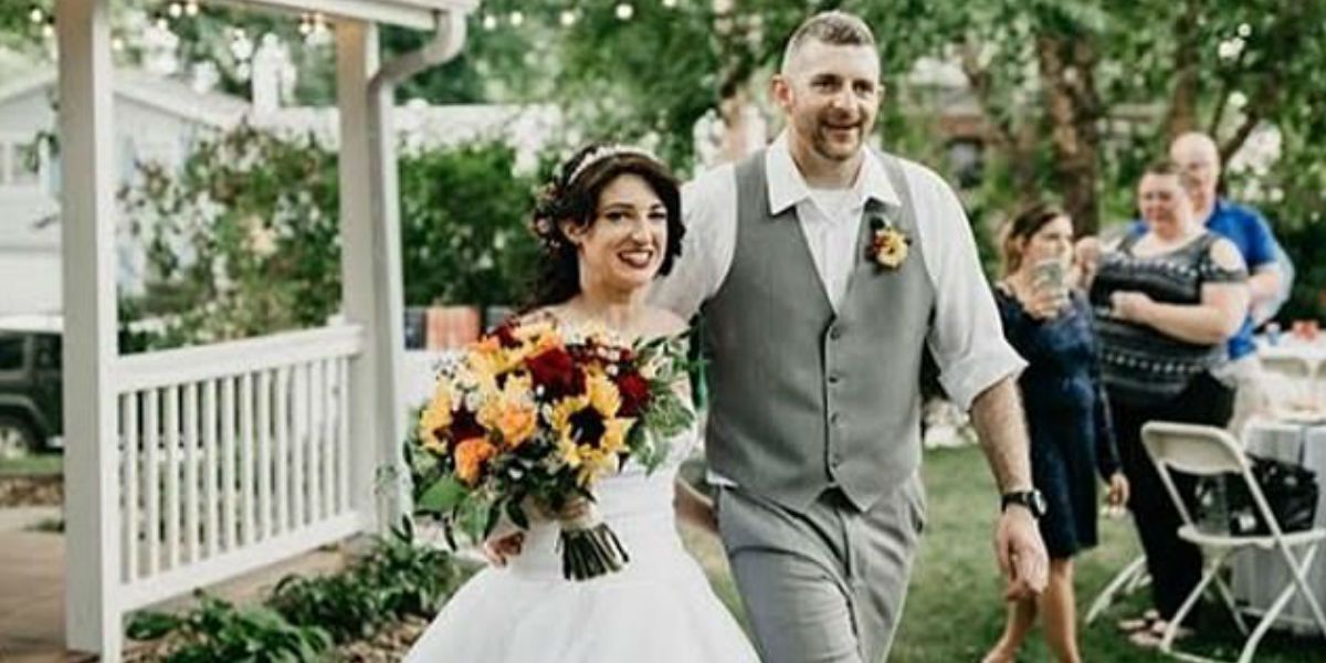 Dama de honor se presentó disfrazada de dinosaurio a la boda de su hermana