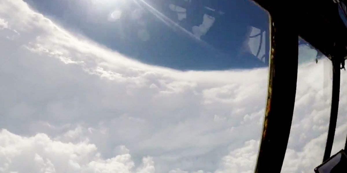 “Hermoso y aterrador”: así se ve desde un avión el ojo del huracán Dorian