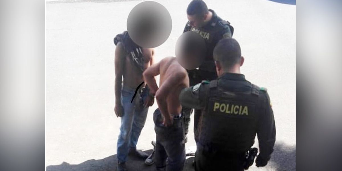 Capturan a dos hombres señalados de prenderle fuego a un cerro en Medellín