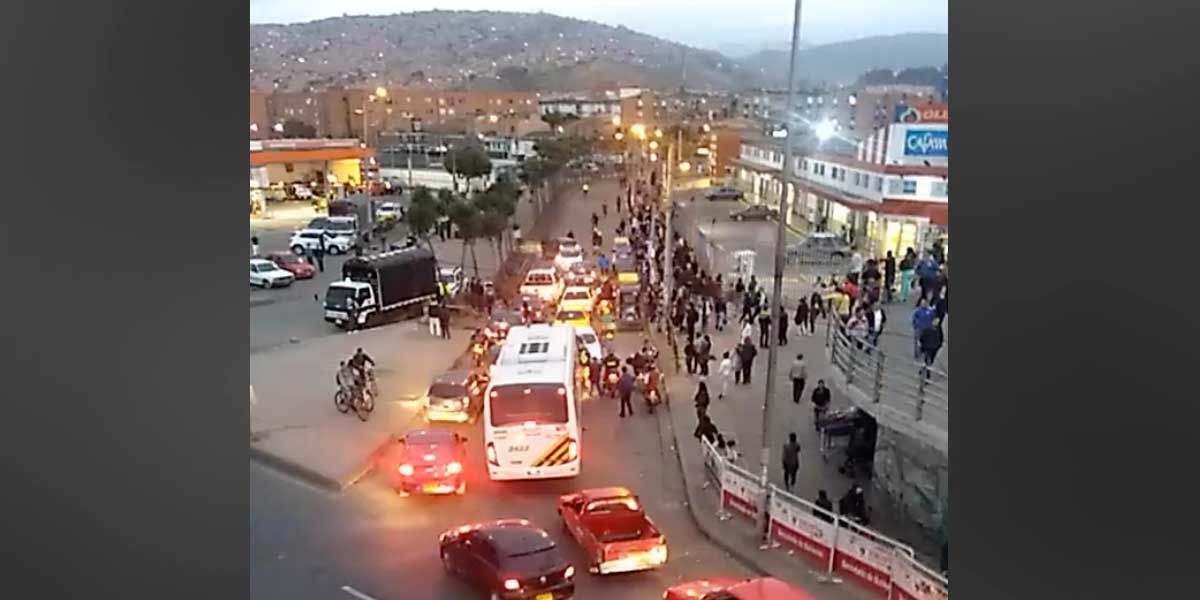 Bloqueos en el sur de Bogotá y Soacha por paro de transportadores
