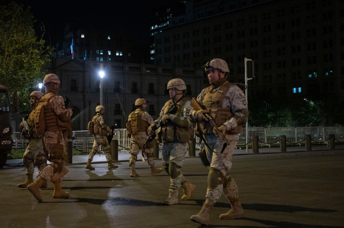 En Chile, Fuerzas Armadas levantan toque de queda en Santiago después de una semana