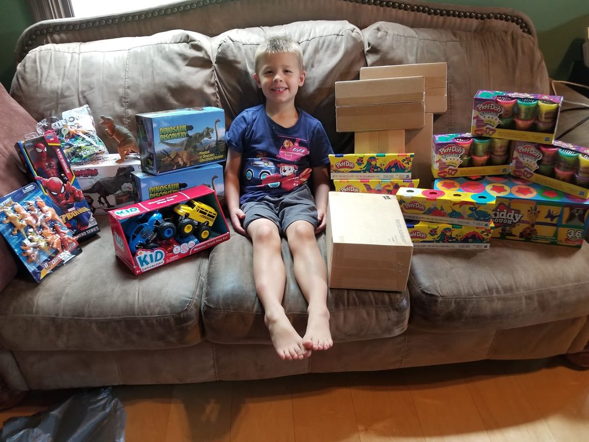 Un niño de 5 años que sobrevivió al cáncer donó 3.000 juguetes al hospital donde fue atendido