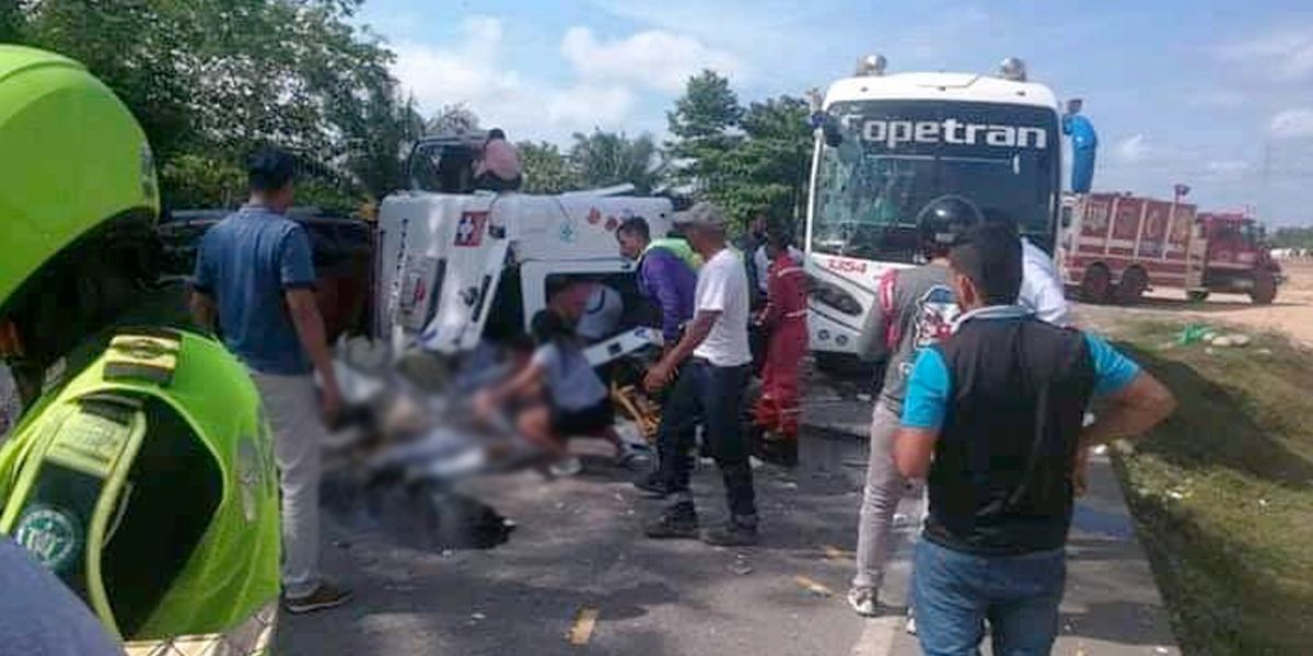 Camioneta que frenó habría provocado accidente entre ambulancia y bus en Santander