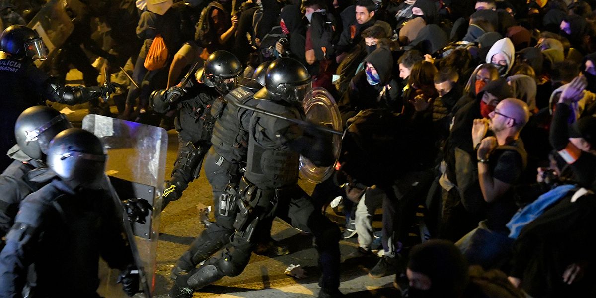 Más de 50 arrestos tras noche violenta de protestas en Cataluña