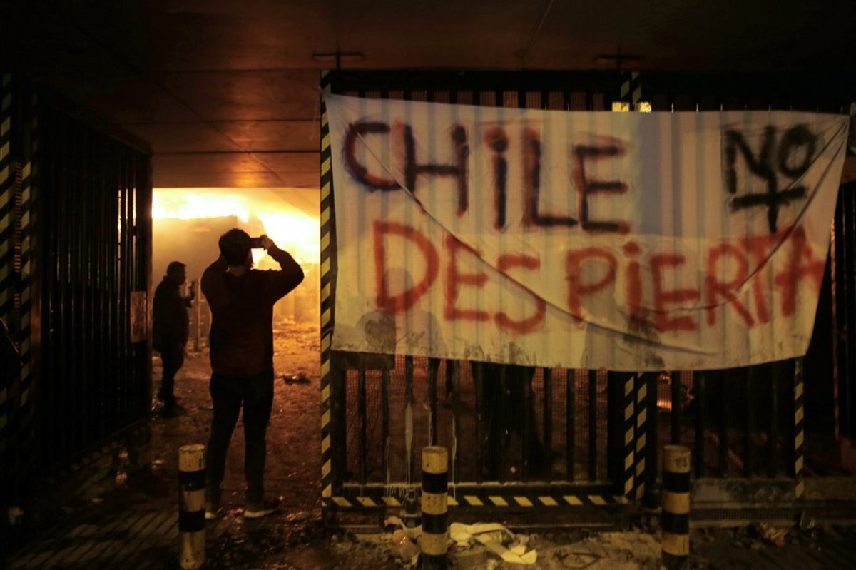 Jornada violenta en Santiago de Chile por el alza del precio del pasaje del Metro