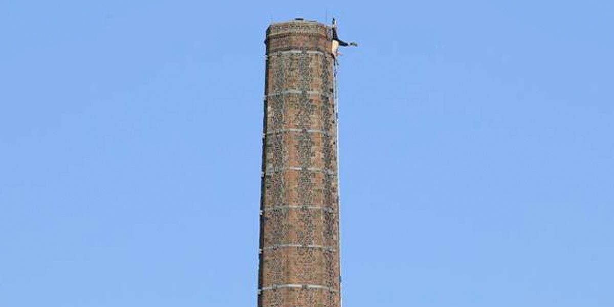 El triste desenlace de un hombre que quedó colgado de una chimenea durante 14 horas a 100 metros de altura