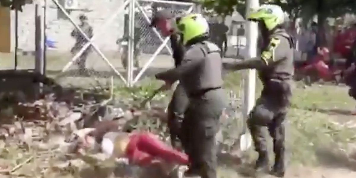 Partido Liberal denuncia con video brutal agresión de la Policía a una simpatizante en Montelíbano