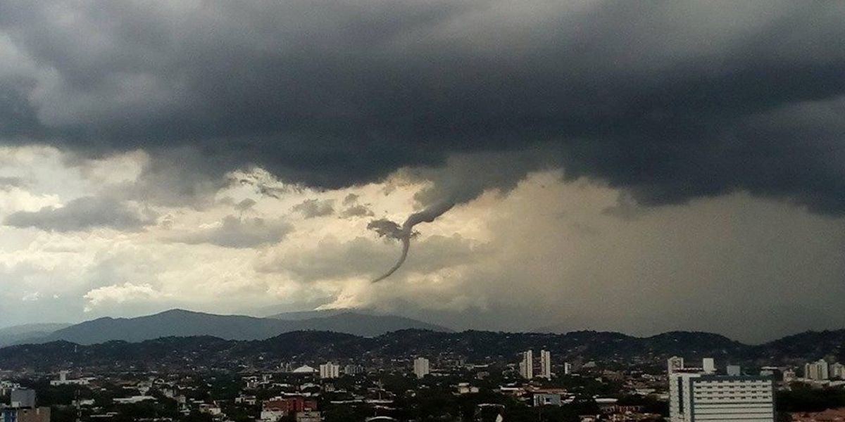 En video: ‘tornado’ en Cúcuta sorprendió a sus habitantes y destechó dos casas