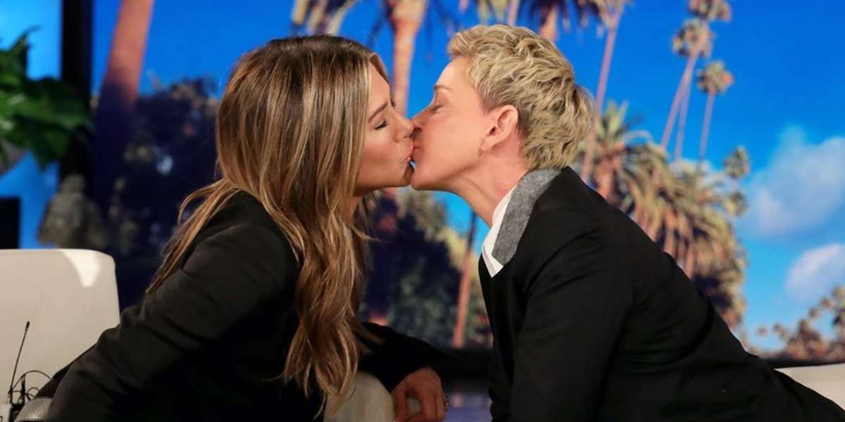 Jennifer Aniston se besó con la presentadora Ellen DeGeneres durante su programa