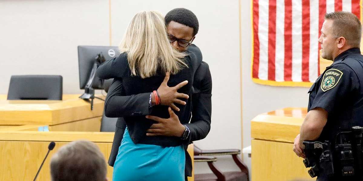 Extraordinario gesto de perdón: un joven de Texas abraza a asesina de su hermano
