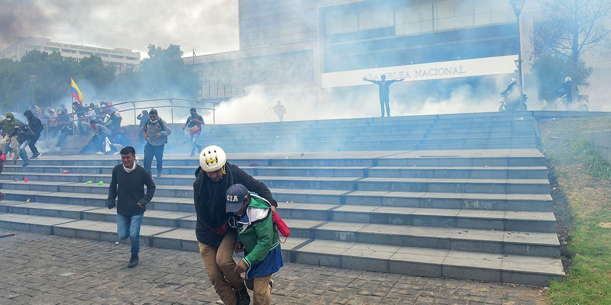 Manifestantes se tomaron brevemente el Parlamento de Ecuador