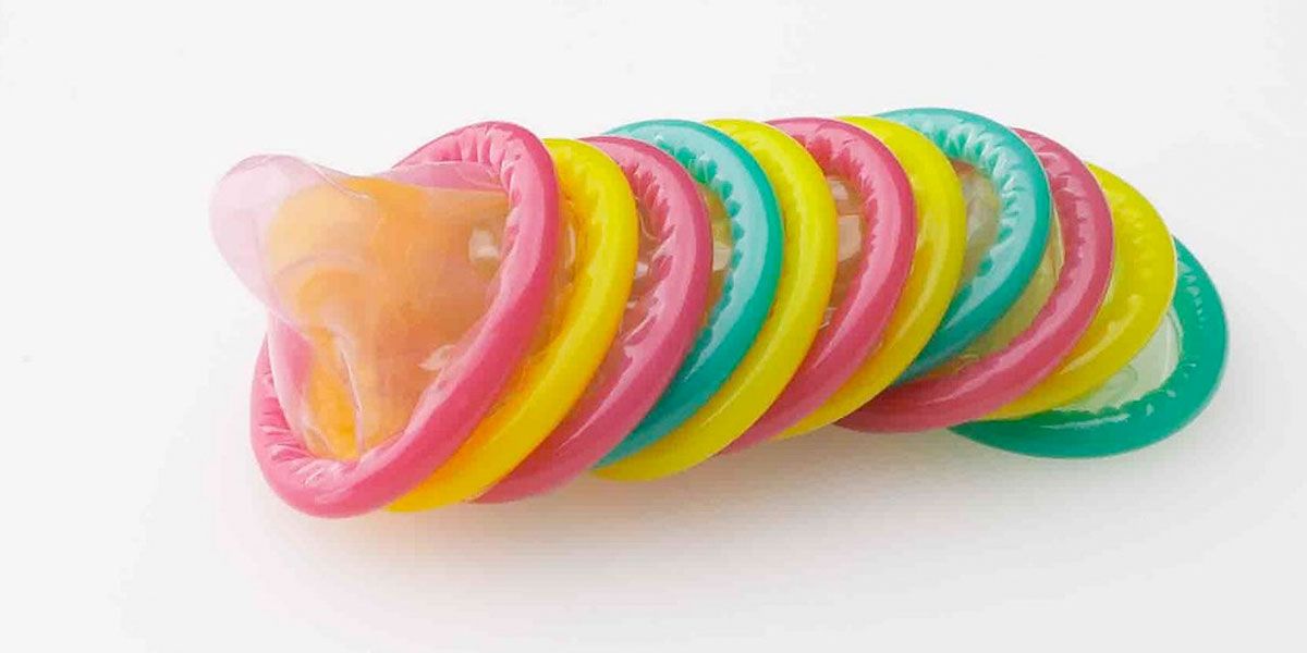 Instalan dispensadores de condones en colegios públicos de Bogotá: ¿En cuáles estarán?