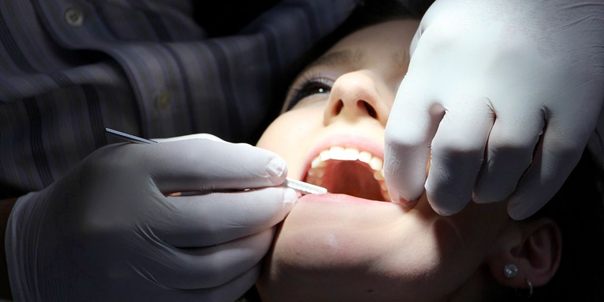 Suspenden a dentista que le extrajo los dientes a una mujer que luego murió desangrada