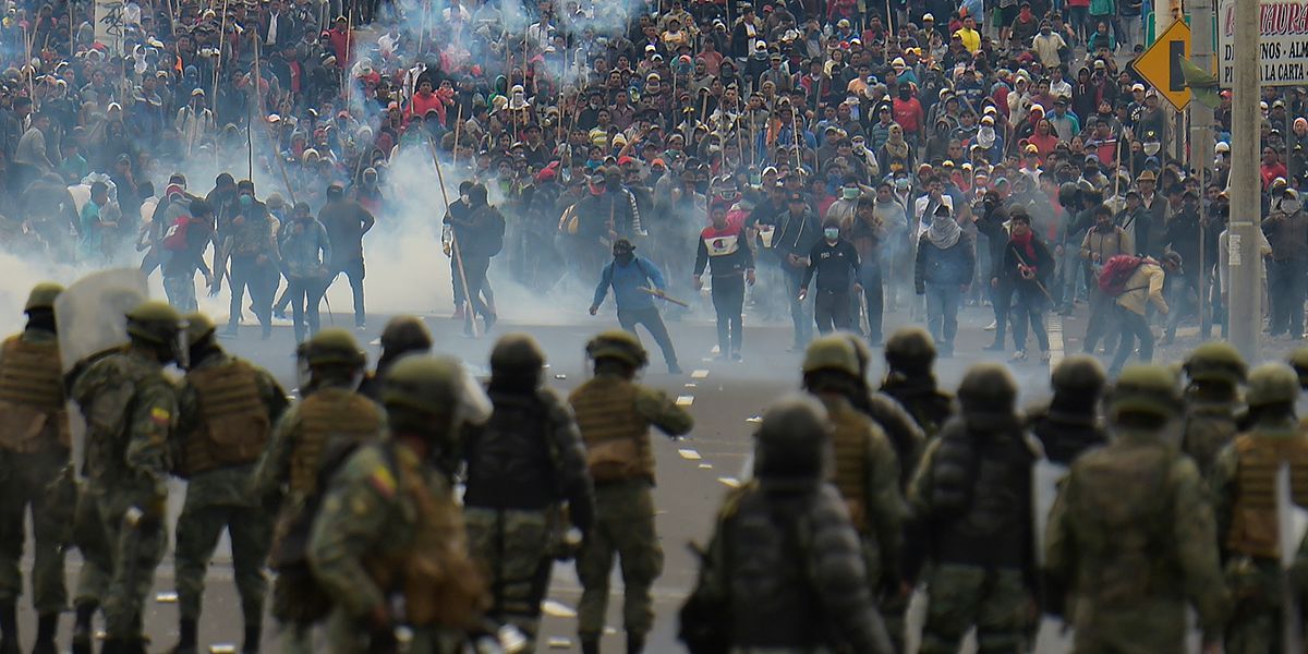Instalaciones de dos medios de comunicación fueron atacadas por manifestantes en Quito, Ecuador