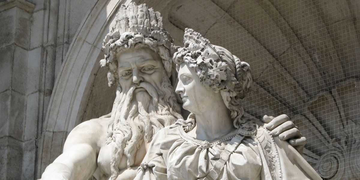 Unesco tapa con tangas las esculturas desnudas para “no herir la sensibilidad del público”