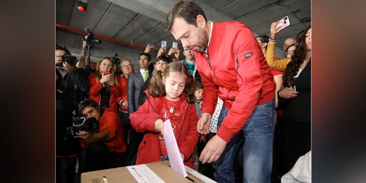Galán se declaró optimista y votó en compañía de su hija en Bogotá