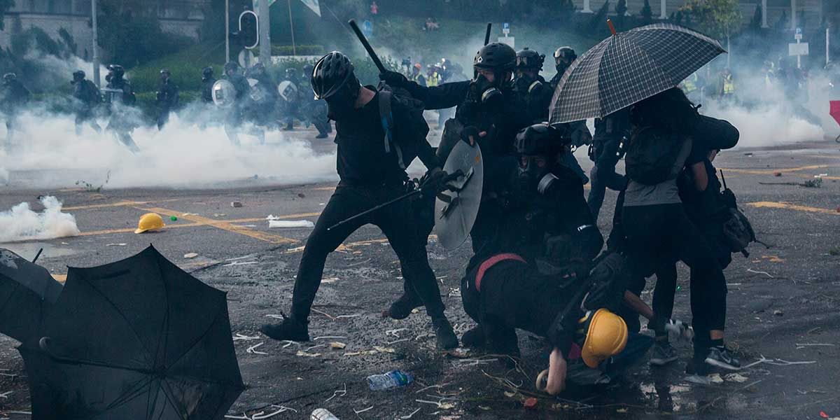 Represión en Hong Kong: Policía antidisturbios le dispara en el pecho a un manifestante