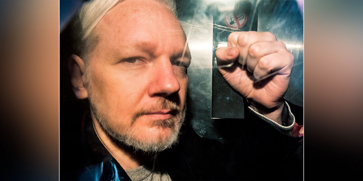 Assange compareció ante la justicia británica con dificultades para hablar