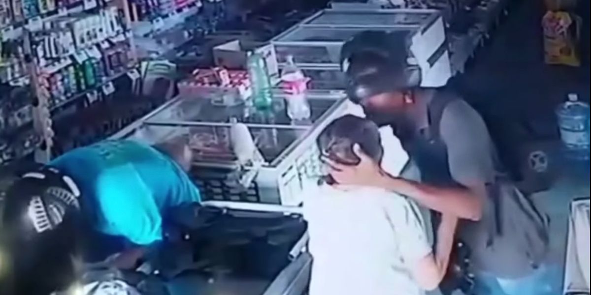 Video: entró a una tienda a robar, pero se encontró a una anciana y el desenlace es “conmovedor”