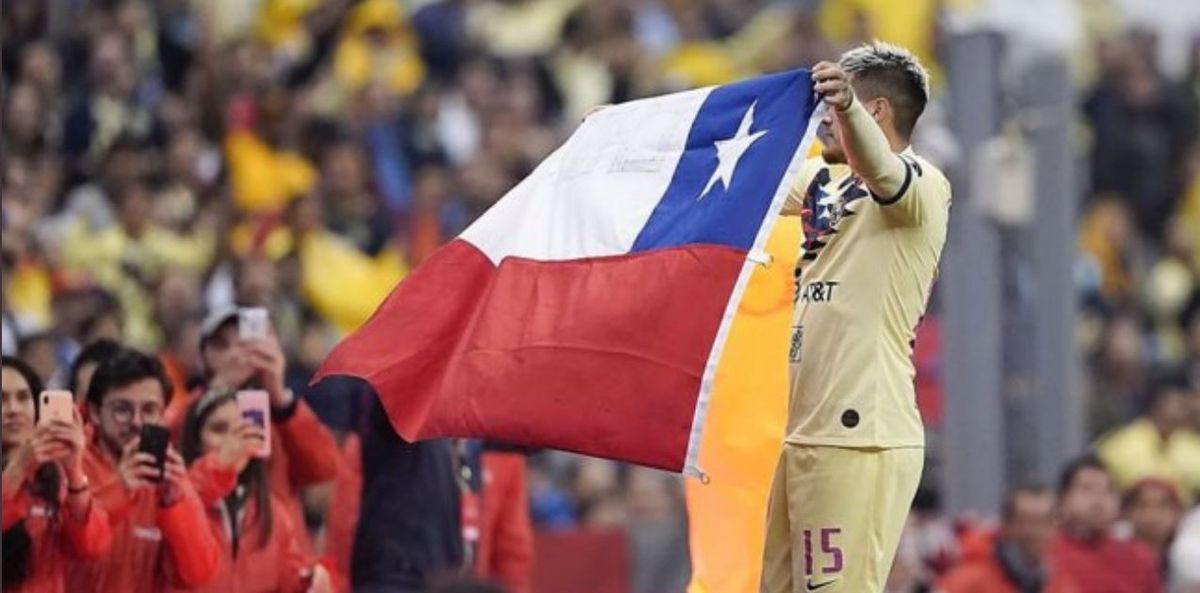 Delantero chileno marcó gol en México y festejó mostrando su apoyo a la lucha en su país