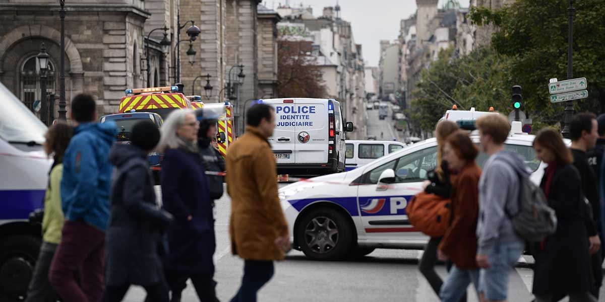Un hombre ataca con un cuchillo a varios policías en París