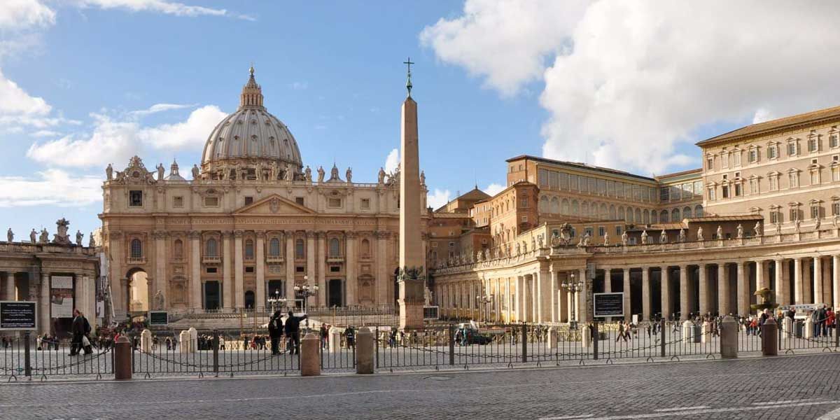 Escándalo en el Vaticano por red de corrupción de funcionarios cercanos al papa