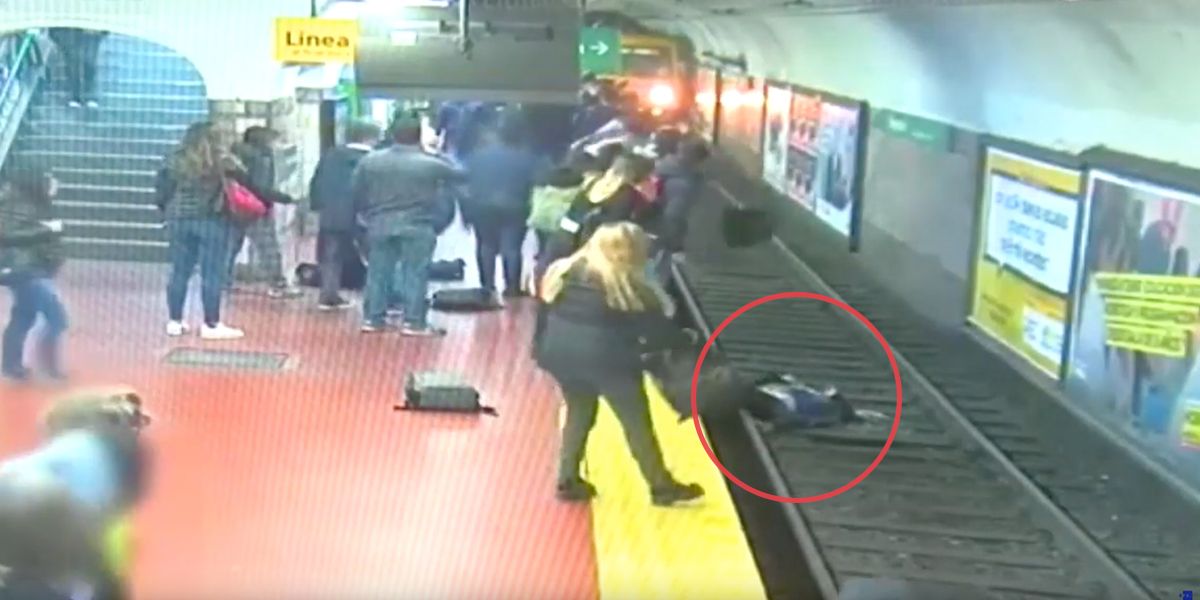 Video | Mujer se salva de la muerte tras caer en las vías del metro de Buenos Aires