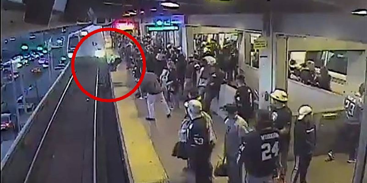 Hombre cae a las vías del tren y un empleado lo salva de la muerte por milésimas de segundo