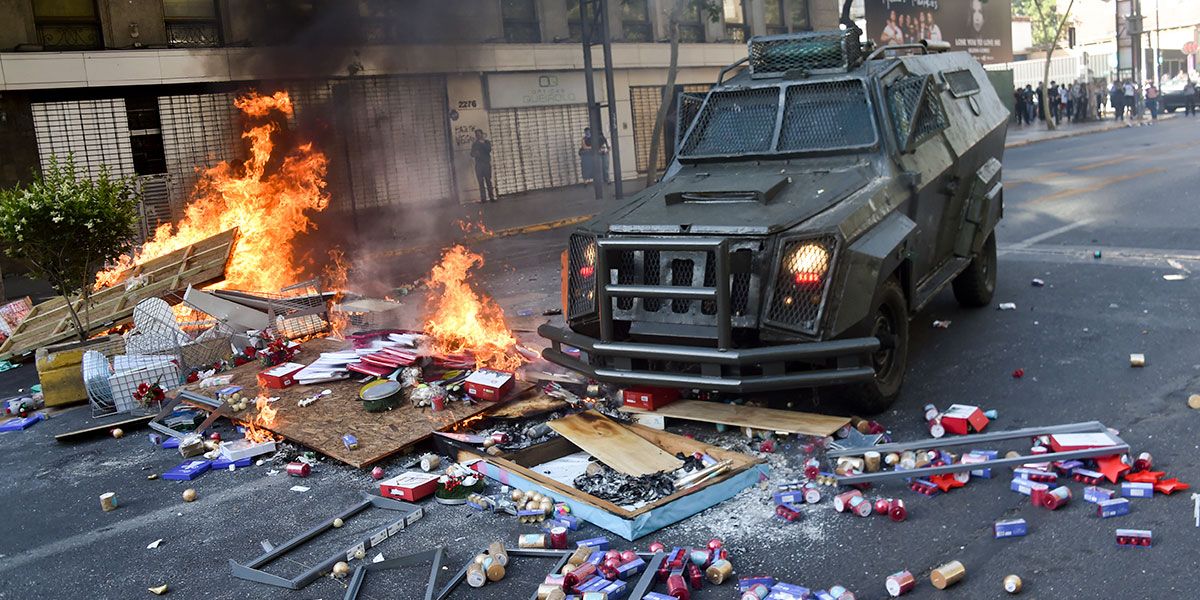 Piñera endurece el tono frente a protestas que siguen en expansión en Chile