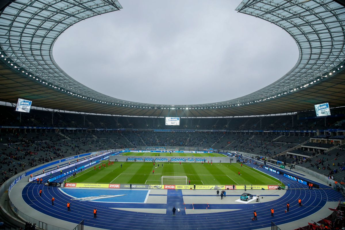 A 30 años de la caída del Muro de Berlín, Hertha hizo una réplica que cruzó toda la cancha del OIlympiastadion