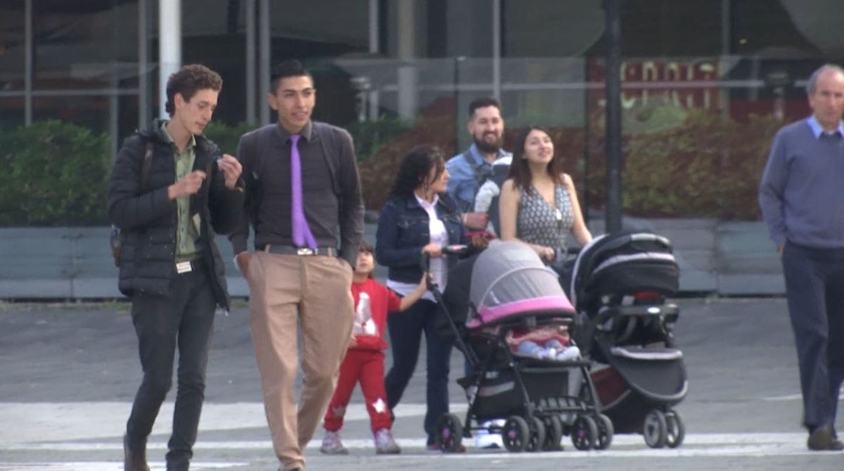 Ahora los bebés podrán tener como primer apellido el de la madre Canal 1